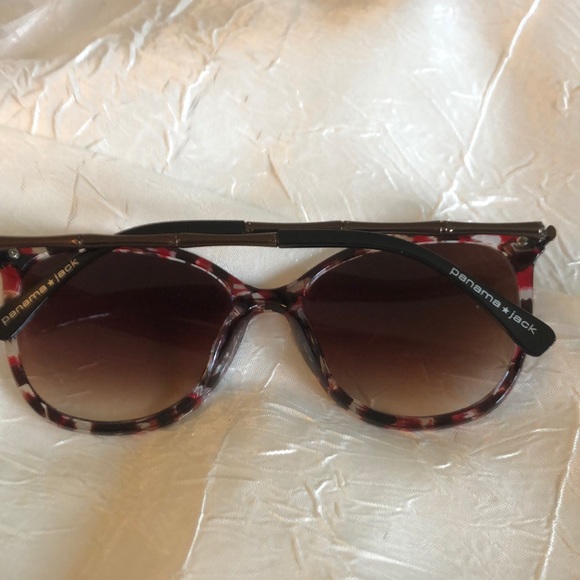 🏵2/$35🏵 Fashion Sunglasses - Picture 2 of 4